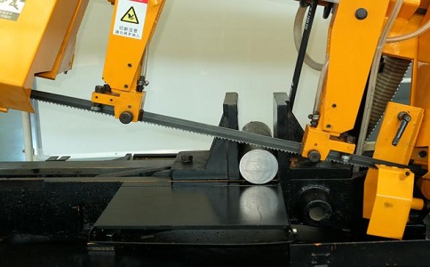 岳塘数控带锯床自动送料精度会出现偏差吗？